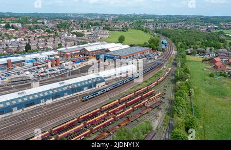 Der 185112 185142 11:35 Manchester Piccadilly von Siemens Trans Pennine Express der Klasse 185 nach Hull führt am Neville Hill Depot vorbei. 17. Mai 2022. Stockfoto