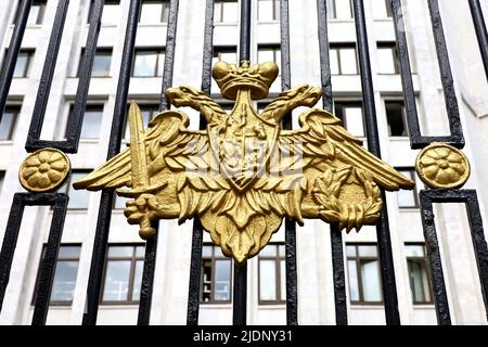 Blick auf das russische Verteidigungsministerium in Moskau. Doppelköpfiger Adler auf dem Metallzaun, Symbol des russischen Militärs Stockfoto