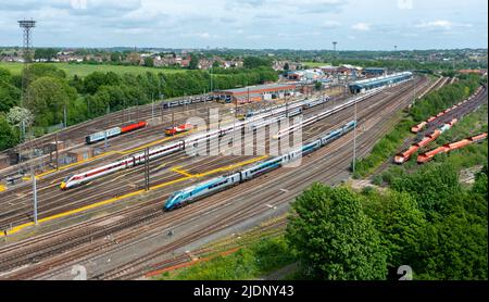 Hitachi Bi -Mode 802206 11:42 Newcastle nach Liverpool Lime Street passiert das Neville Hill Depot. 17. Mai 2022. Stockfoto