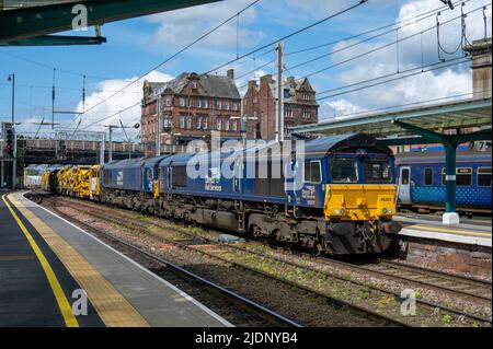 Direct Rail Services Class 66 's 66305 66432 6K05 1246 Carlisle nach Crewe führt durch Carlisle Station. 19.. April 2022. Stockfoto