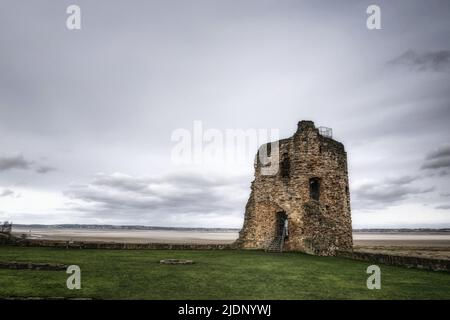 Flint Burgruinen in Nordwales am Ufer des Flusses Dee. Stockfoto