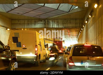 Starker, verklemmter Verkehr von Fahrzeugen im Stadttunnel. Stockfoto