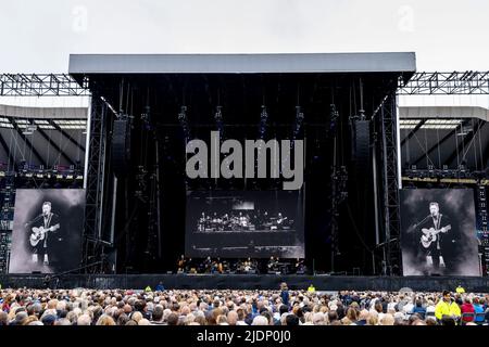 Edinburgh, Schottland, Großbritannien. 22.. Juni 2022. Adler treten im Murrayfield Stadium als Teil des There Hotel California, USA, live auf. , . Aktuelle Bandmitglieder: Don Henley - Lead- und Backing-Gesang, Schlagzeug, Percussion, Rhythmusgitarre Joe Walsh - Lead- und Rhythmusgitarren, Backing- und Lead-Gesang, Keyboards Timothy B. Schmit - Bassgitarre, Backing- und Lead-Gesang, Mundharmonika Vince Gill - Rhythmus- und Lead-Gitarren, Backing und Lead Vocals Aktuelle Tourer-Musiker Scott F. Credit: Alan Rennie/Alamy Live News Stockfoto