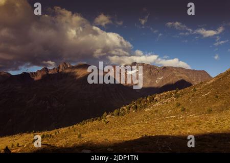 Panorama bei Sonnenuntergang von den Gipfeln und Gletschern des Vallelunga, Südtirol, Italien Stockfoto