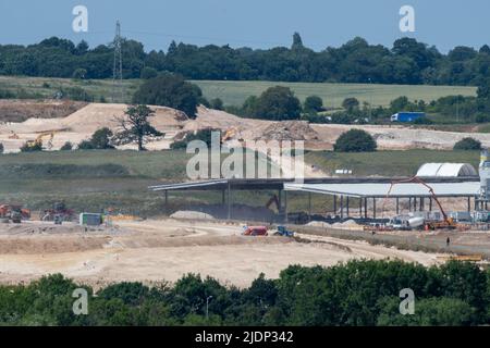 West Hyde, Hertfordshire, Großbritannien. 22.. Juni 2022. Das Gelände des South Portal HS2. Das Gebiet ähnelt jetzt einer kargen Wüste. Quelle: Maureen McLean/Alamy Live News Stockfoto