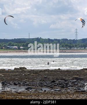 Kitesurfer an einem windigen Tag am Firth of Forth in Longniddry Bents East Lothian, Schottland, Großbritannien Stockfoto