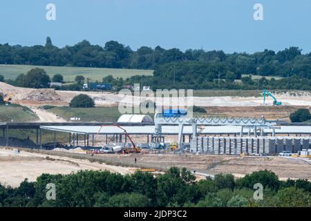 West Hyde, Hertfordshire, Großbritannien. 22.. Juni 2022. Die Tunnelbohrmaschinensegmente auf dem Gelände des South Portal HS2. Das Gebiet ähnelt jetzt einer kargen Wüste. Quelle: Maureen McLean/Alamy Live News Stockfoto