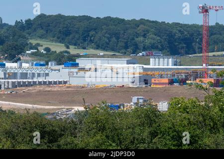 West Hyde, Hertfordshire, Großbritannien. 22.. Juni 2022. Die Tunnelbohrmaschinensegmente auf dem Gelände des South Portal HS2. Das Gebiet ähnelt jetzt einer kargen Wüste. Quelle: Maureen McLean/Alamy Live News Stockfoto