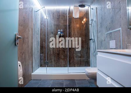 Interieur des eleganten beleuchteten modernen Badezimmers im luxuriösen Hotel Stockfoto