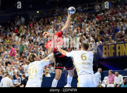 Von links nach rechts Pavel HORAK (KI), FATHY OMAR Yahia Khaled, Harald REINKIND (KI), Wurf, Duelle, Action, Handball Champions League Finale 4, Spiel um 3. Platz. THW Kiel (KI) vs Telekom Veszprem (Vesz) 37 : 35 NS, am 19. Juni 2022 in Köln. Â Stockfoto