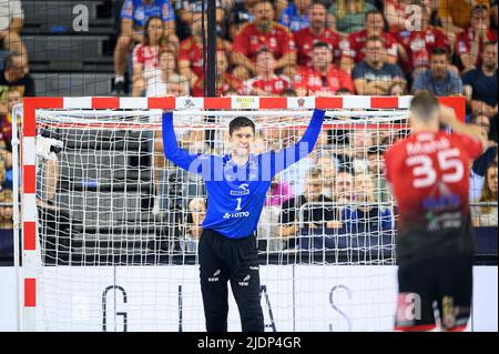 Torwart Niklas LANDIN (KI) steht in seiner Toraktion und wartet auf den Elfmeterstoß von MAHE Kentin (Vesz) Handball Champions League Finale 4, 3.. Platz. THW Kiel (KI) vs Telekom Veszprem (Vesz) 37 : 35 NS, am 19. Juni 2022 in Köln. Â Stockfoto