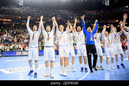 Finaljubel Kiel mit Medaille, Medaillen, links nach rechts Domagoj DUVNJAK (KI), Niclas EKBERG (KI), Sven EHRIG (KI), Harald REINKIND (KI), Torwart Dario QUENSTEDT (KI), Miha ZARABEC (KI), Mykola BILYK (KI) Handball Champions League Finale vier, Match um 3.. THW Kiel (KI) vs Telekom Veszprem (Vesz) 37: 35 NS, am 19.. Juni 2022 in Köln. Â Stockfoto