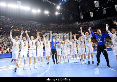 Abschlussjubel Kiel mit Medaille, Medaillen, La Ola, Team, Team von links nach rechts Domagoj DUVNJAK (KI), Niclas EKBERG (KI), Sven EHRIG (KI), Harald REINKIND (KI), goalwart Dario QUENSTEDT (KI), Miha ZARABEC (KI), Steffen WEINHOLD (KI), Bjarte MYRHOL (KI), Patrick WKI) Goalwart Niklas LANDIN (KI), Rune DAHMKE (KI). Handball Champions League Finale 4, Spiel um 3. Platz. THW Kiel (KI) vs Telekom Veszprem (Vesz) 37: 35 NS, am 19.. Juni 2022 in Köln. Â Stockfoto