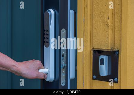 Nahaufnahme der Eingangstür mit Digitalschloss. Modernes Technologiekonzept. Schweden. Stockfoto