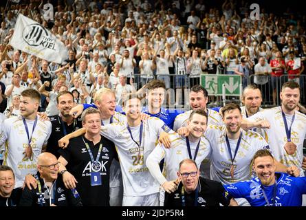 Abschlussjubel Kiel, Team, Team, mit Medaille, Medaillen, Vor der Fächerkurve von links nach rechts Benitez CIUDAD (KI), NB, NB, Patrick WIENCEK (KI), Rune DAHMKE (KI), Goalwart Niklas LANDIN (KI), Miha ZARABEC (KI), Domagoj DUVNJAK (KI), Harald REINKIND (KI), Goalwart Dario QUENSTEDT (KI), Pavel HORAK (KI), Niclas EKBERG (KI), Handball Champions League Final 4, Spiel um 3. Platz. THW Kiel ( KI) vs Telekom Veszprem (Vesz) 37: 35 NS, am 19.. Juni 2022 in Köln. Â Stockfoto