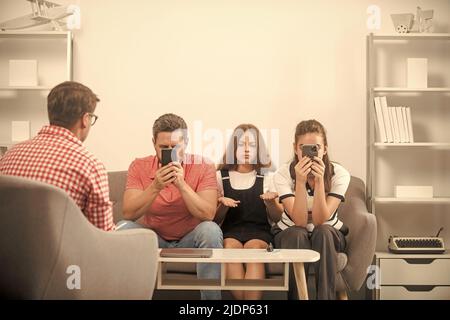 Eltern-Lehrer-Treffen. vater Mutter und Kind bei Psychologiesitzung. Familientherapie. Stockfoto