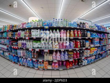 Fossano, Italien - 07. Juni 2022: Regale mit Waschmitteln und Produkten für die Waschmaschine im italienischen Supermarkt. Fischaugenblick Stockfoto