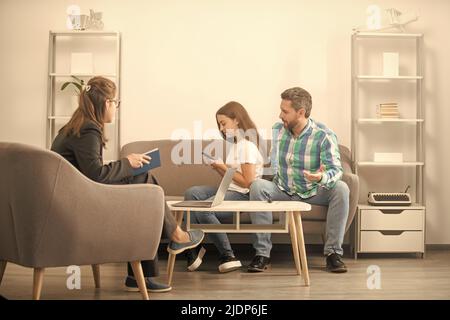 Psychologe geben Familientherapie für Vater und Telefon süchtig Tochter Mädchen, Familie Stockfoto