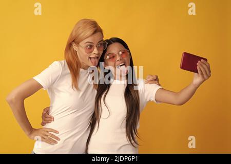 Glückliche Familie mit Spaß Mutter und Kind machen Selfie auf dem Smartphone, Kindheit Stockfoto