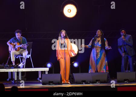 22. Juni 2022, Hessen, Frankfurt/M.: Yvonne Catterfeld (M) singt bei der Verleihung des Live Entertainment Awards in der Frankfurter Festhalle. Foto: Thomas Frey/dpa Stockfoto