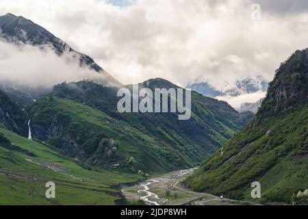 Dariali-Schlucht, umgeben von den Kaukasus-Bergen, Georgien, Europa. Hochwertige Fotos Stockfoto
