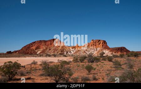 Rainbow Valley Northern Territory. Tonpfanne und wunderschöne zerklüftete Klippen aus rotem Sandstein im Outback von Zentralaustralien außerhalb von Alice Springs. Stockfoto