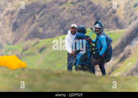 18.05.2022. Gudauri, Georgien. Menschen, die sich für Paragliding im Kaukasus vorbereiten. Hochwertige Fotos Stockfoto