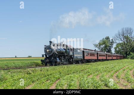 Strasburg, Pennsylvania-June 19, 2022-die Strasburg Rail Road führt die Strecke entlang und bietet Passagieren eine unterhaltsame Fahrt durch das ländliche Lancaster County, Pennsylvania Stockfoto