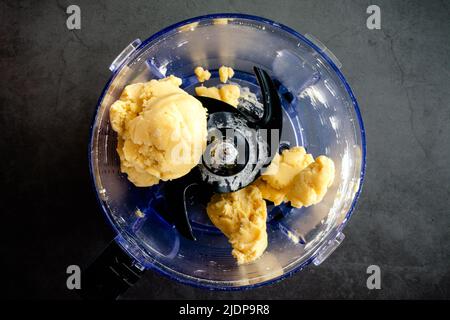 Frisch geblendeter Pastry-Teig in einer Schüssel für Küchenmaschinen: Pie-Crust-Teig in einer Schüssel mit einer Teigklinge Stockfoto