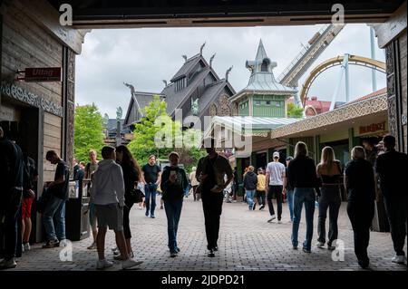 Göteborg, Schweden - 21. Juni 2022: Der Vergnügungspark Liseberg wurde 1923 eröffnet und ist mit 3 Millionen Besuchern jährlich der größte in Skandinavien Stockfoto