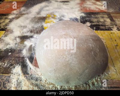 Frischer Teig ist bereit für die Herstellung von Knödeln. Ungesäuerten Teig für Ravioli. Stockfoto