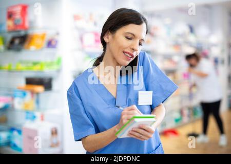 Porträt einer Apothekerin, die in der Drogerie arbeitet Stockfoto