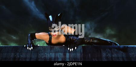 HALLE BERRY, CATWOMAN, 2004 Stockfoto