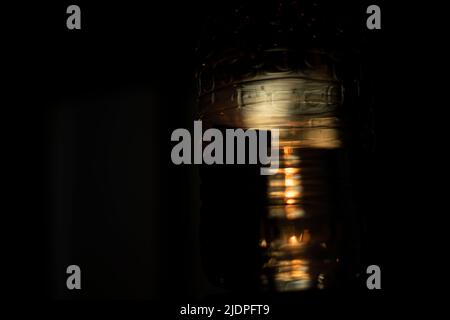 Licht durch eine Flasche Wasser. Kanister Wasser im Morgenlicht. Stimmungsvolle Aufnahme. Stockfoto