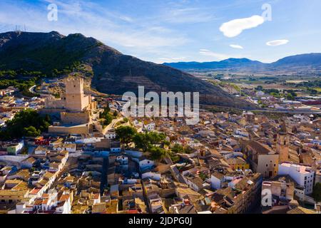Blick von der Drohne auf das Stadtbild von Villena und Atalaya Castle, Spanien Stockfoto