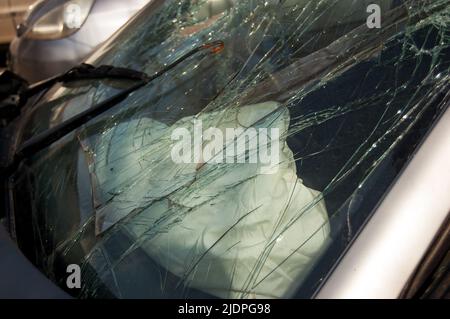 Gerissene Scheibe der Windschutzscheibe des Fahrzeugs, die an einem Unfall beteiligt ist. Stockfoto