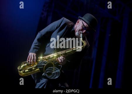 PORTSMOUTH, ENGLAND: Madness Headline Day 1 of the Victorious Festival mit: Lee Thompson wo: London, Großbritannien Wann: 27. Aug 2021 Credit: Neil Lupine/WENN Stockfoto