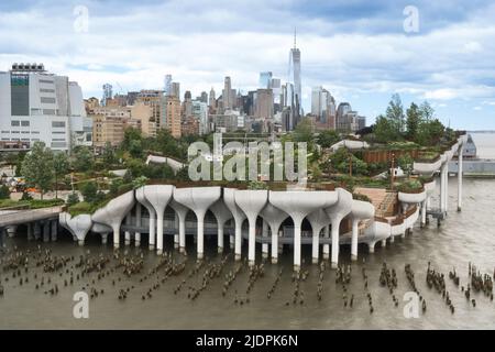 New York, NY - USA - 18. Juni 2022 Blick auf Little Island am Pier 55, einem künstlichen Inselpark im Hudson River westlich von Manhattan in New York Cit Stockfoto