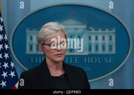 Washington, Vereinigte Staaten. 22.. Juni 2022. Die US-Energieministerin Jennifer Granholm nimmt am 22. Juni 2022 im Weißen Haus in Washington, DC, an einem Briefing Teil. Quelle: Chris Kleponis/Pool via CNP/dpa/Alamy Live News Stockfoto