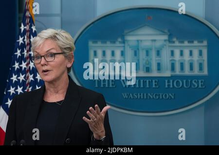 Washington, Vereinigte Staaten. 22.. Juni 2022. Die US-Energieministerin Jennifer Granholm nimmt am 22. Juni 2022 im Weißen Haus in Washington, DC, an einem Briefing Teil. Quelle: Chris Kleponis/Pool via CNP/dpa/Alamy Live News Stockfoto