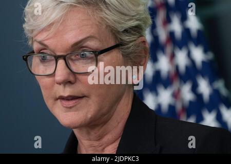 Washington, Vereinigte Staaten. 22.. Juni 2022. Die US-Energieministerin Jennifer Granholm nimmt am 22. Juni 2022 im Weißen Haus in Washington, DC, an einem Briefing Teil. Quelle: Chris Kleponis/Pool via CNP/dpa/Alamy Live News Stockfoto