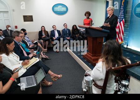 Washington, Vereinigte Staaten. 22.. Juni 2022. Die US-Energieministerin Jennifer Granholm nimmt am 22. Juni 2022 im Weißen Haus in Washington, DC, an einem Briefing Teil. Quelle: Chris Kleponis/Pool via CNP/dpa/Alamy Live News Stockfoto