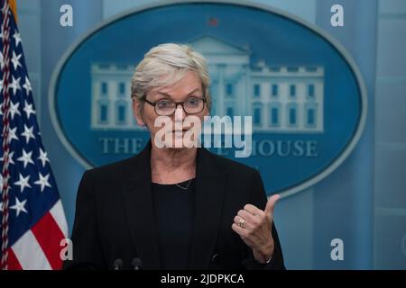 Washington, Vereinigte Staaten. 22.. Juni 2022. Die US-Energieministerin Jennifer Granholm nimmt am 22. Juni 2022 im Weißen Haus in Washington, DC, an einem Briefing Teil. Quelle: Chris Kleponis/Pool via CNP/dpa/Alamy Live News Stockfoto