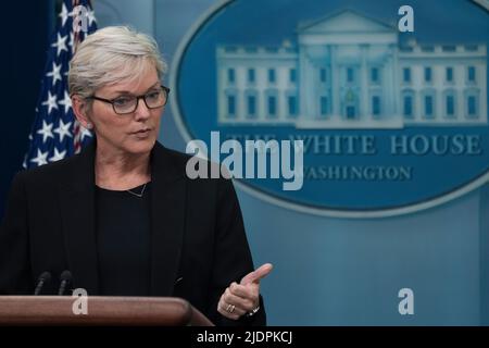 Washington, Vereinigte Staaten. 22.. Juni 2022. Die US-Energieministerin Jennifer Granholm nimmt am 22. Juni 2022 im Weißen Haus in Washington, DC, an einem Briefing Teil. Quelle: Chris Kleponis/Pool via CNP/dpa/Alamy Live News Stockfoto