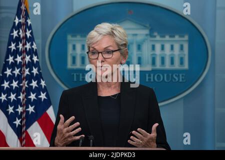 Washington, Vereinigte Staaten. 22.. Juni 2022. Die US-Energieministerin Jennifer Granholm nimmt am 22. Juni 2022 im Weißen Haus in Washington, DC, an einem Briefing Teil. Quelle: Chris Kleponis/Pool via CNP/dpa/Alamy Live News Stockfoto