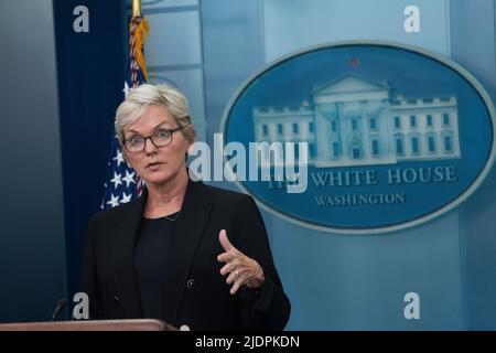 Washington, Vereinigte Staaten. 22.. Juni 2022. Die US-Energieministerin Jennifer Granholm nimmt am 22. Juni 2022 im Weißen Haus in Washington, DC, an einem Briefing Teil. Quelle: Chris Kleponis/Pool via CNP/dpa/Alamy Live News Stockfoto