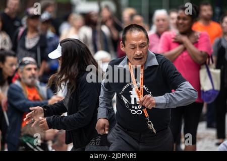 Mitglieder der indigenen Gemeinschaft nehmen am Konzert Teil, um den Tag der indigenen Völker zu feiern. Stockfoto