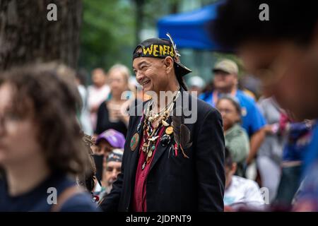 Mitglieder der indigenen Gemeinschaft nehmen am Konzert Teil, um den Tag der indigenen Völker zu feiern. Stockfoto