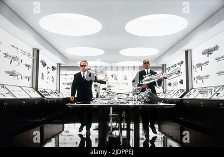 JONES, SMITH, MÄNNER IN SCHWARZ II, 2002, Stockfoto