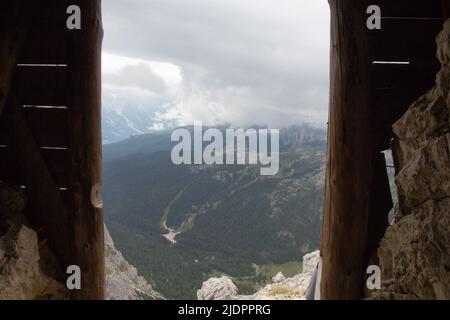 Der Blick auf Cinque Terre vom Lagazuoi Tunnelfenster, Dolomiten, Italienische Alpen. Stockfoto